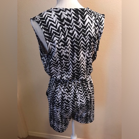 Chevron black & white elastic waist romper gold buttons sleeveless stretchy - Picture 5 of 7